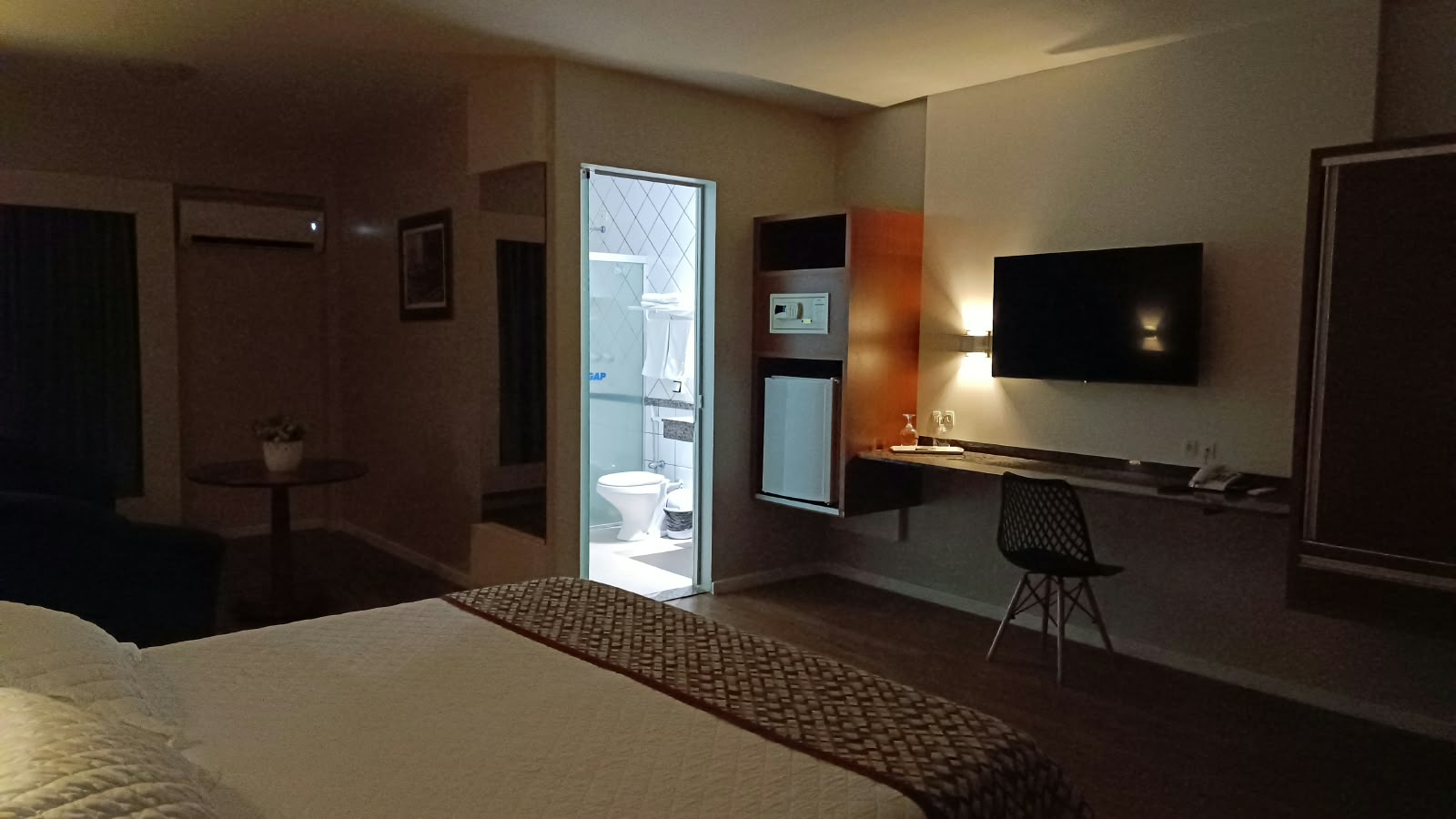 SUÍTE  ADULTOS COM VISTA JARDIM E PISCINA 
