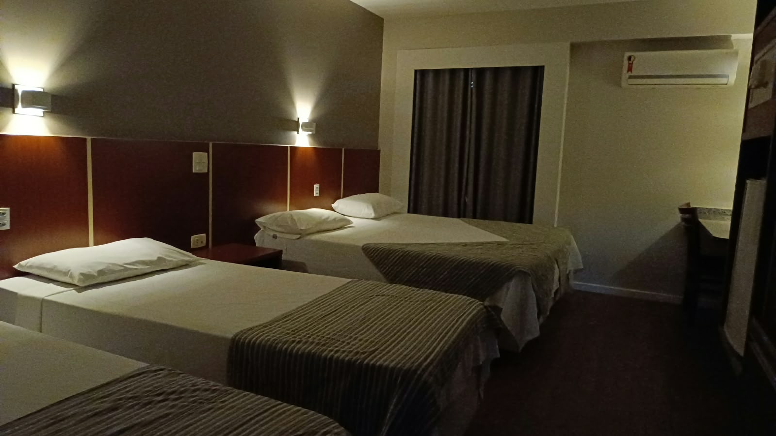 QUADRUPLO CASAL COM VISTA JARDIM E PISCINA 