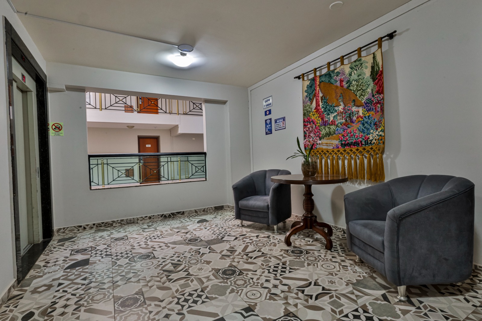 O Hotel Gralha Azul (GAPH) está localizado em uma região estratégica de Maringá, próximo à Rodovia PR-317 - fica extremamente perto da BR-376 (Avenida Colombo), na entrada de Maringá